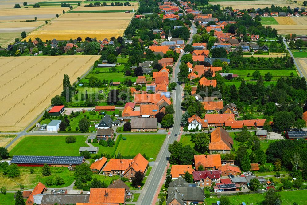 Wiedensahl Flecken von oben - Dorfkern am Feldrand in Wiedensahl Flecken im Bundesland Niedersachsen, Deutschland