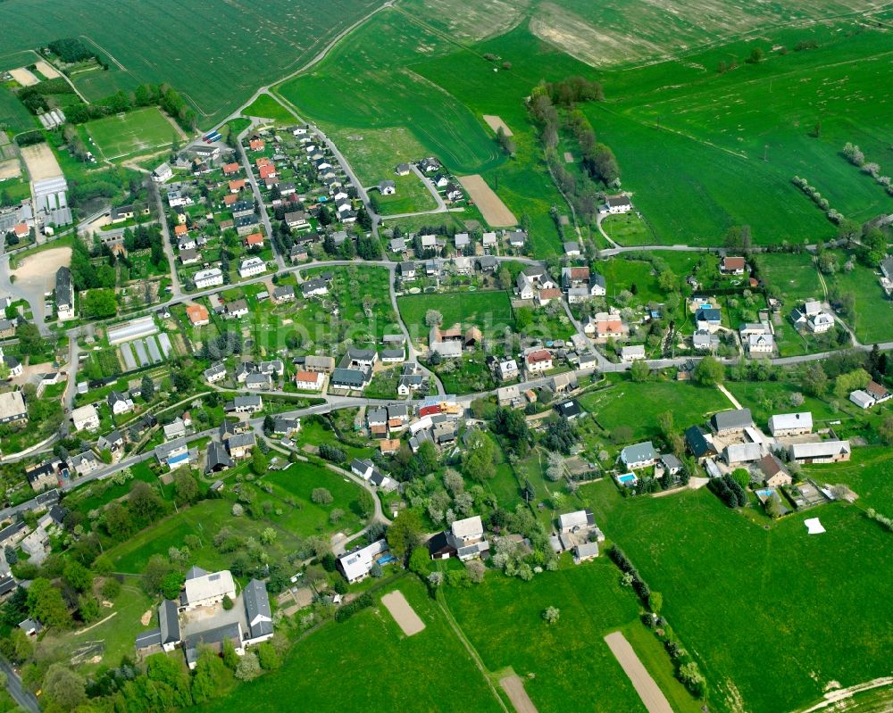 Wiederau aus der Vogelperspektive: Dorfkern am Feldrand in Wiederau im Bundesland Sachsen, Deutschland