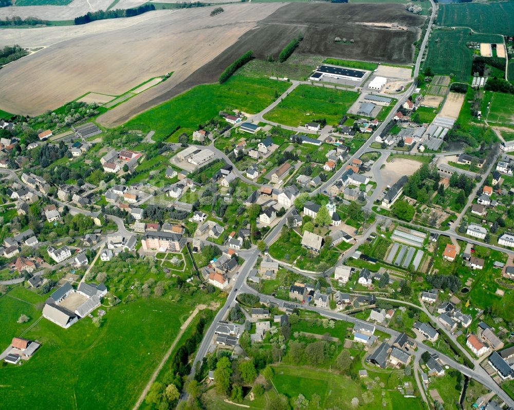 Wiederau aus der Vogelperspektive: Dorfkern am Feldrand in Wiederau im Bundesland Sachsen, Deutschland