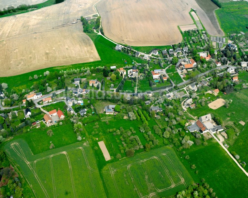 Luftaufnahme Wiederau - Dorfkern am Feldrand in Wiederau im Bundesland Sachsen, Deutschland