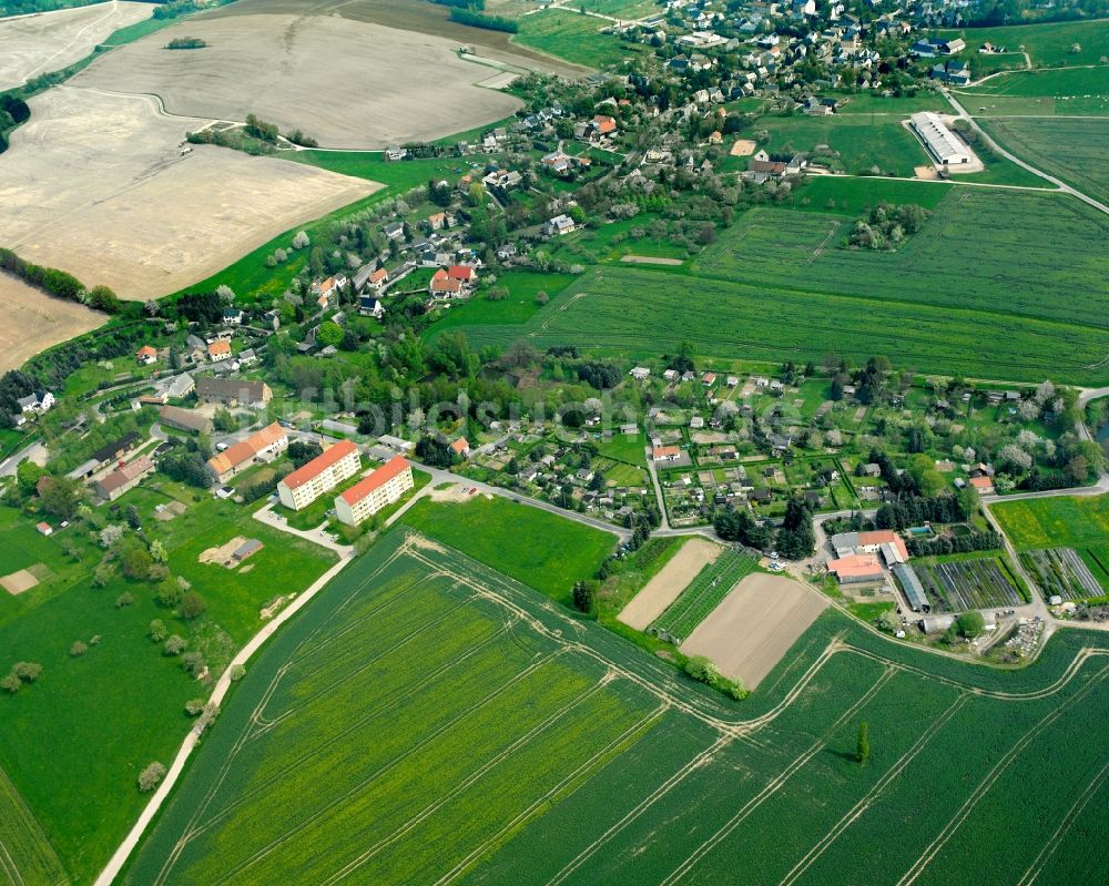 Wiederau aus der Vogelperspektive: Dorfkern am Feldrand in Wiederau im Bundesland Sachsen, Deutschland