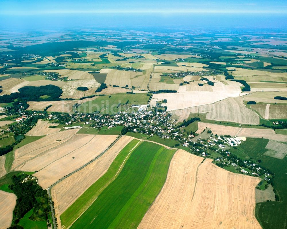 Luftaufnahme Wiederau - Dorfkern am Feldrand in Wiederau im Bundesland Sachsen, Deutschland