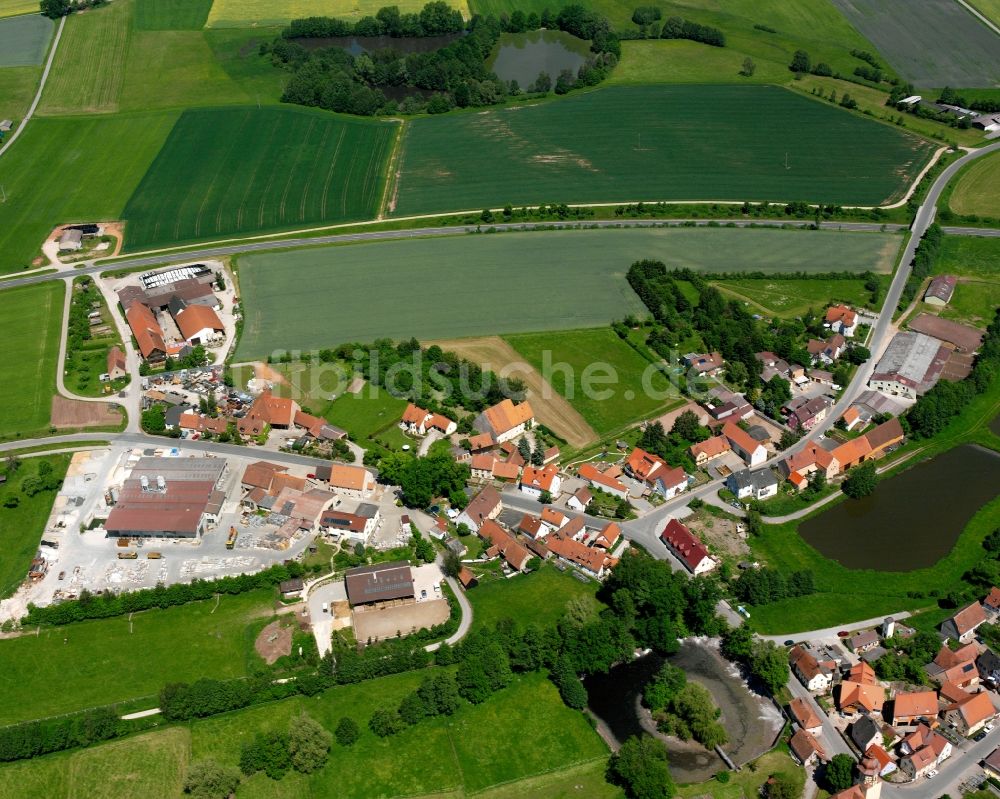 Wiedersbach von oben - Dorfkern am Feldrand in Wiedersbach im Bundesland Bayern, Deutschland