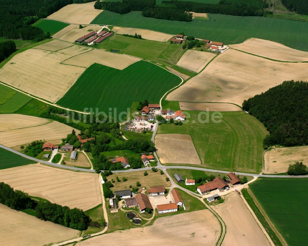 Wiedersbach aus der Vogelperspektive: Dorfkern am Feldrand in Wiedersbach im Bundesland Bayern, Deutschland