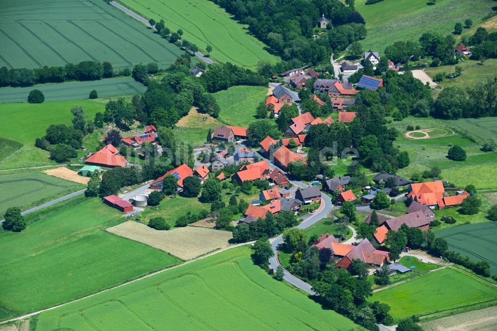 Wiersen von oben - Dorfkern am Feldrand in Wiersen im Bundesland Niedersachsen, Deutschland