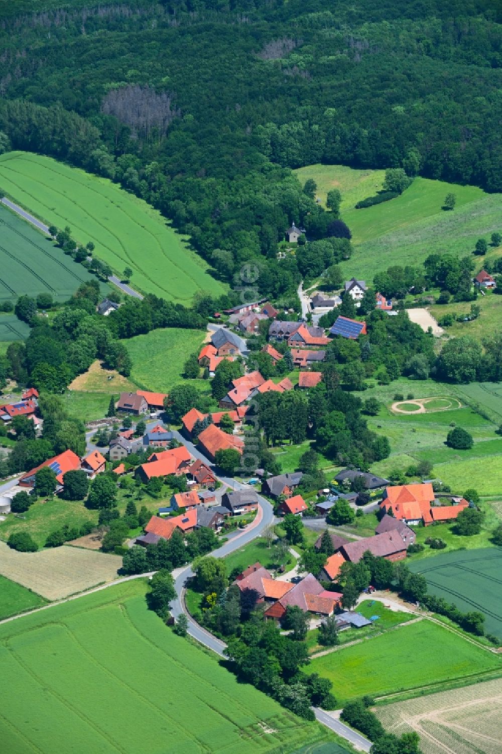 Wiersen aus der Vogelperspektive: Dorfkern am Feldrand in Wiersen im Bundesland Niedersachsen, Deutschland