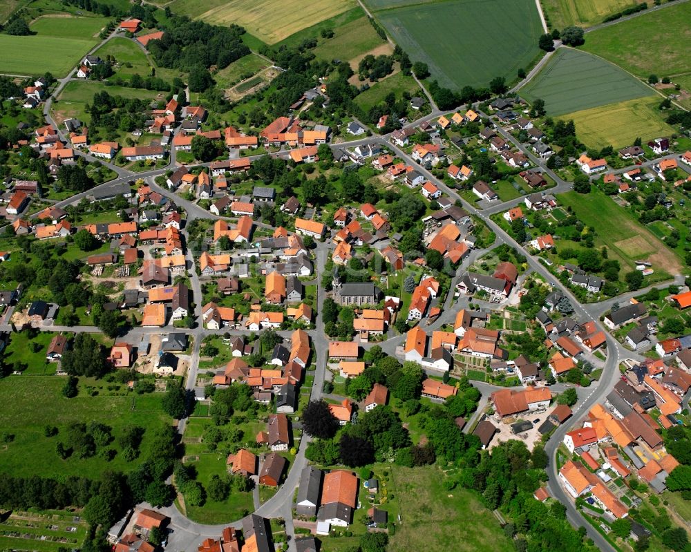 Wiershausen aus der Vogelperspektive: Dorfkern am Feldrand in Wiershausen im Bundesland Niedersachsen, Deutschland