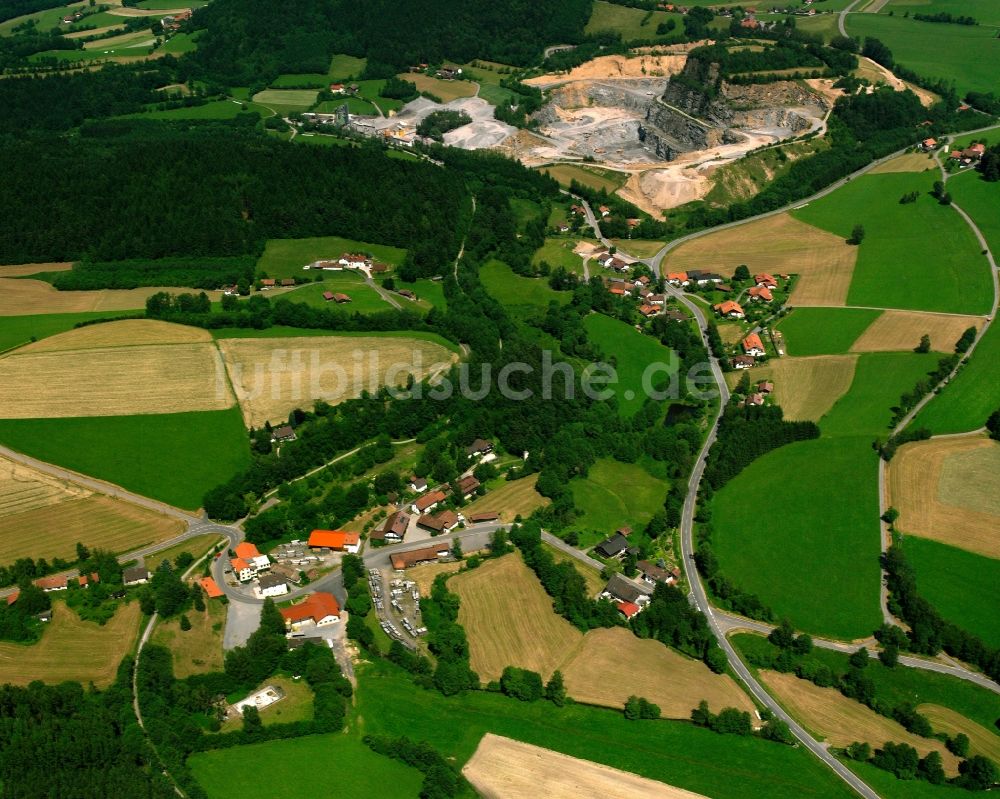 Wies aus der Vogelperspektive: Dorfkern am Feldrand in Wies im Bundesland Bayern, Deutschland