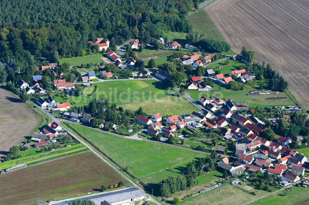 Luftaufnahme Wiesenburg/Mark - Dorfkern am Feldrand in Wiesenburg/Mark im Bundesland Brandenburg, Deutschland