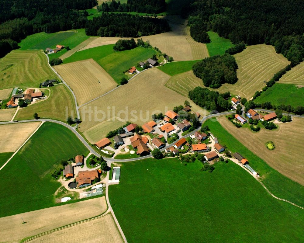 Wiesenfelden aus der Vogelperspektive: Dorfkern am Feldrand in Wiesenfelden im Bundesland Bayern, Deutschland