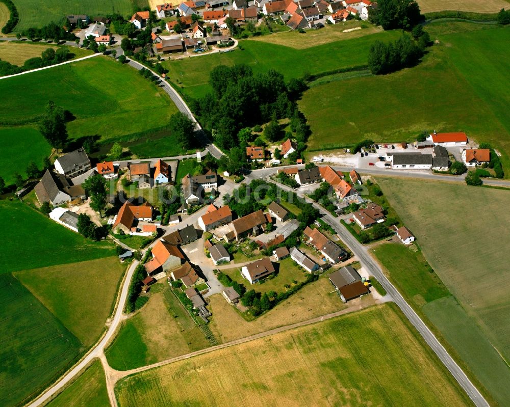 Wiesethbruck von oben - Dorfkern am Feldrand in Wiesethbruck im Bundesland Bayern, Deutschland