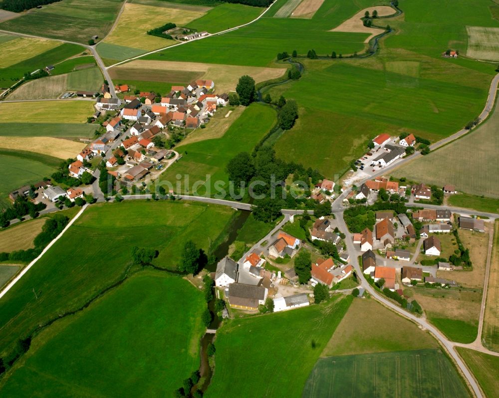 Wiesethbruck aus der Vogelperspektive: Dorfkern am Feldrand in Wiesethbruck im Bundesland Bayern, Deutschland