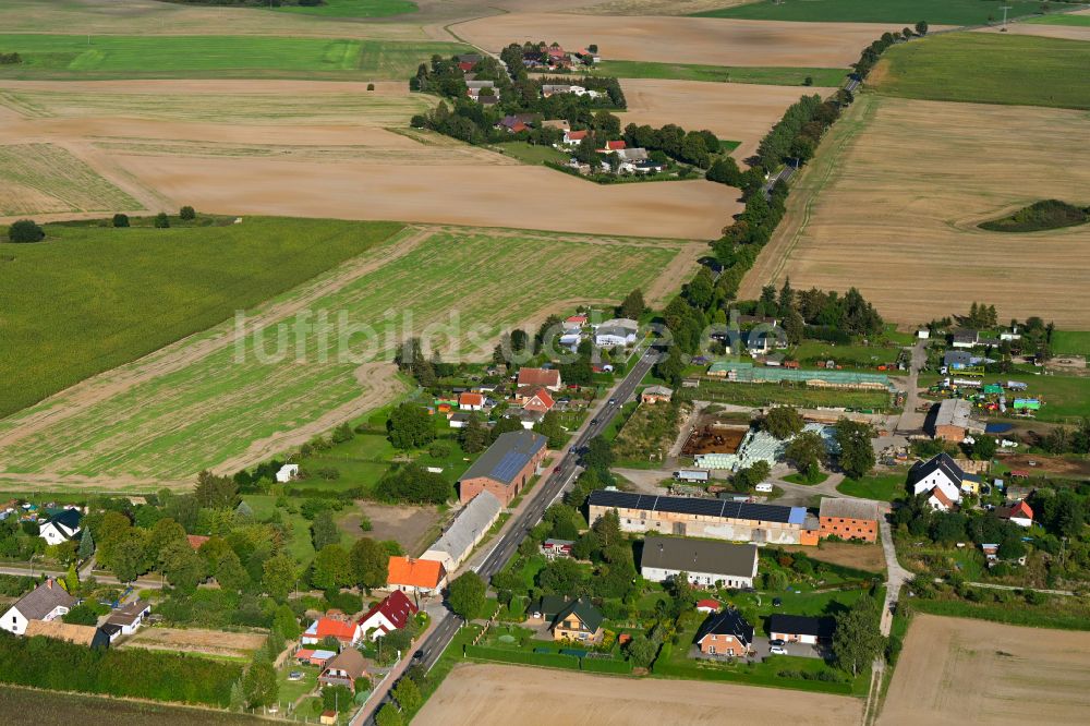 Luftaufnahme Wilhelmshof - Dorfkern am Feldrand in Wilhelmshof im Bundesland Brandenburg, Deutschland