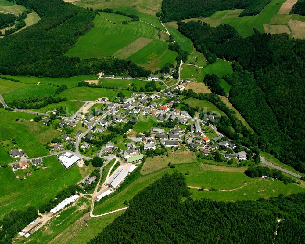 Wilzenberg-Hußweiler aus der Vogelperspektive: Dorfkern am Feldrand in Wilzenberg-Hußweiler im Bundesland Rheinland-Pfalz, Deutschland