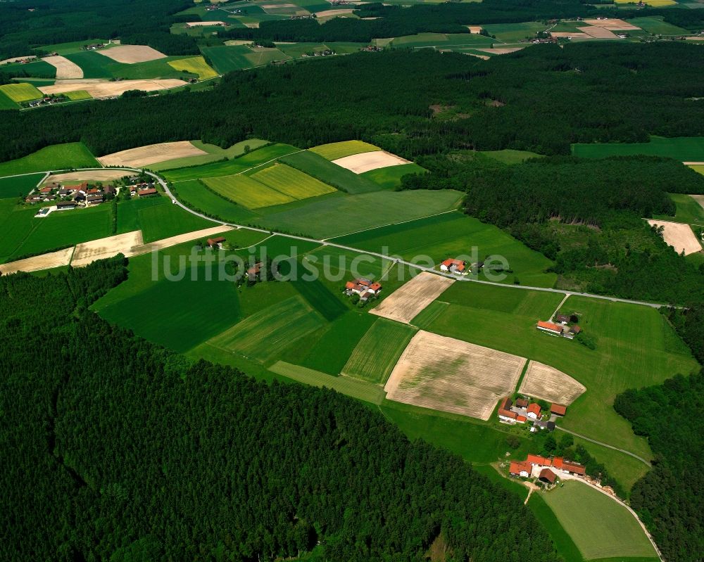 Windbaising aus der Vogelperspektive: Dorfkern am Feldrand in Windbaising im Bundesland Bayern, Deutschland