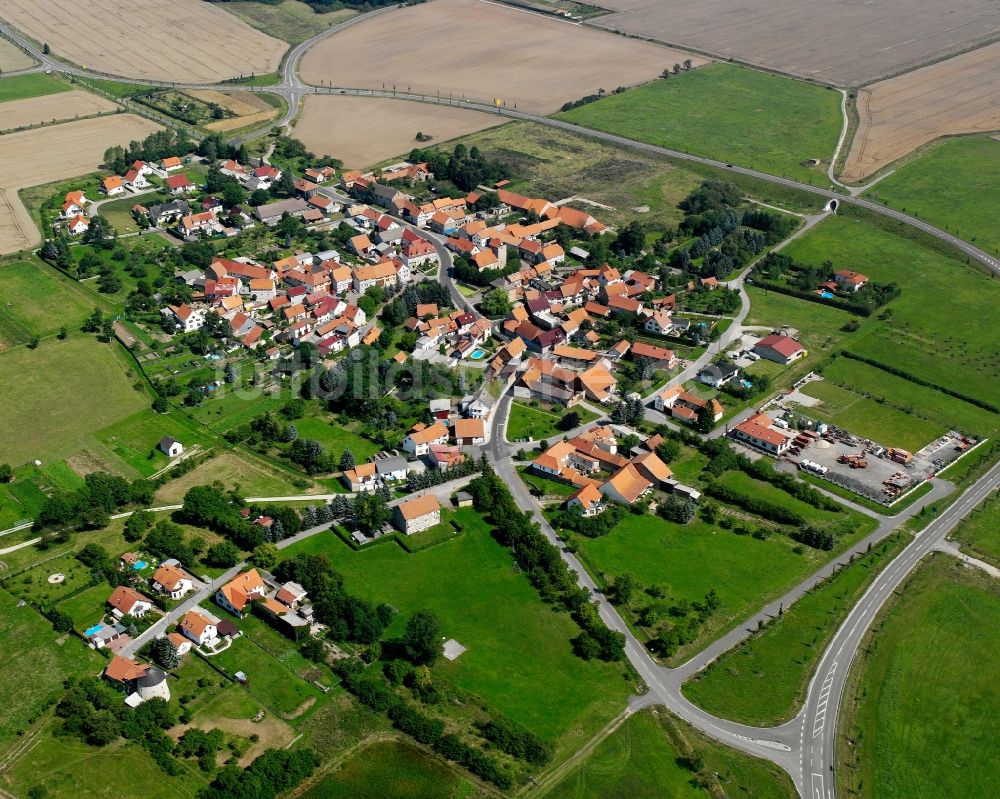 Windeberg von oben - Dorfkern am Feldrand in Windeberg im Bundesland Thüringen, Deutschland