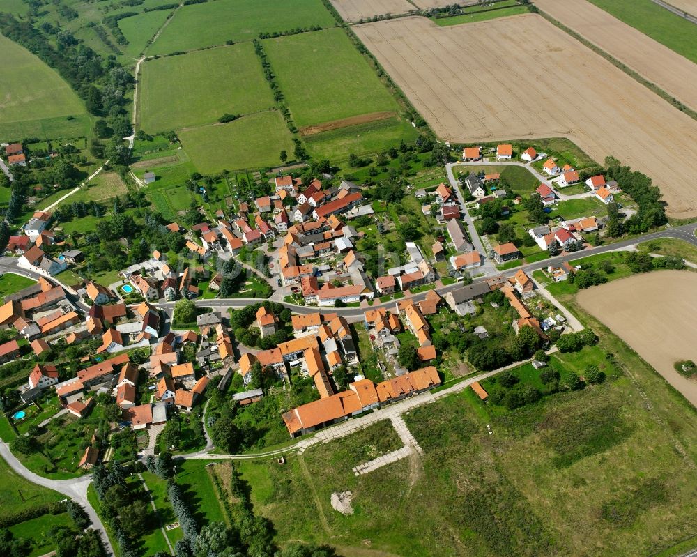 Windeberg aus der Vogelperspektive: Dorfkern am Feldrand in Windeberg im Bundesland Thüringen, Deutschland