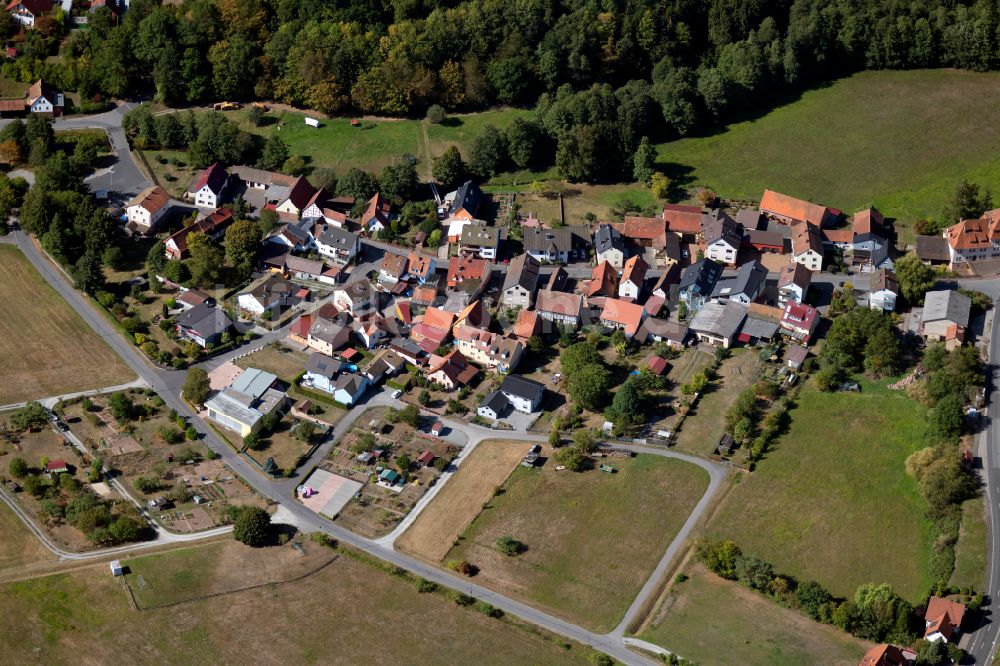 Windheim aus der Vogelperspektive: Dorfkern am Feldrand in Windheim im Bundesland Bayern, Deutschland