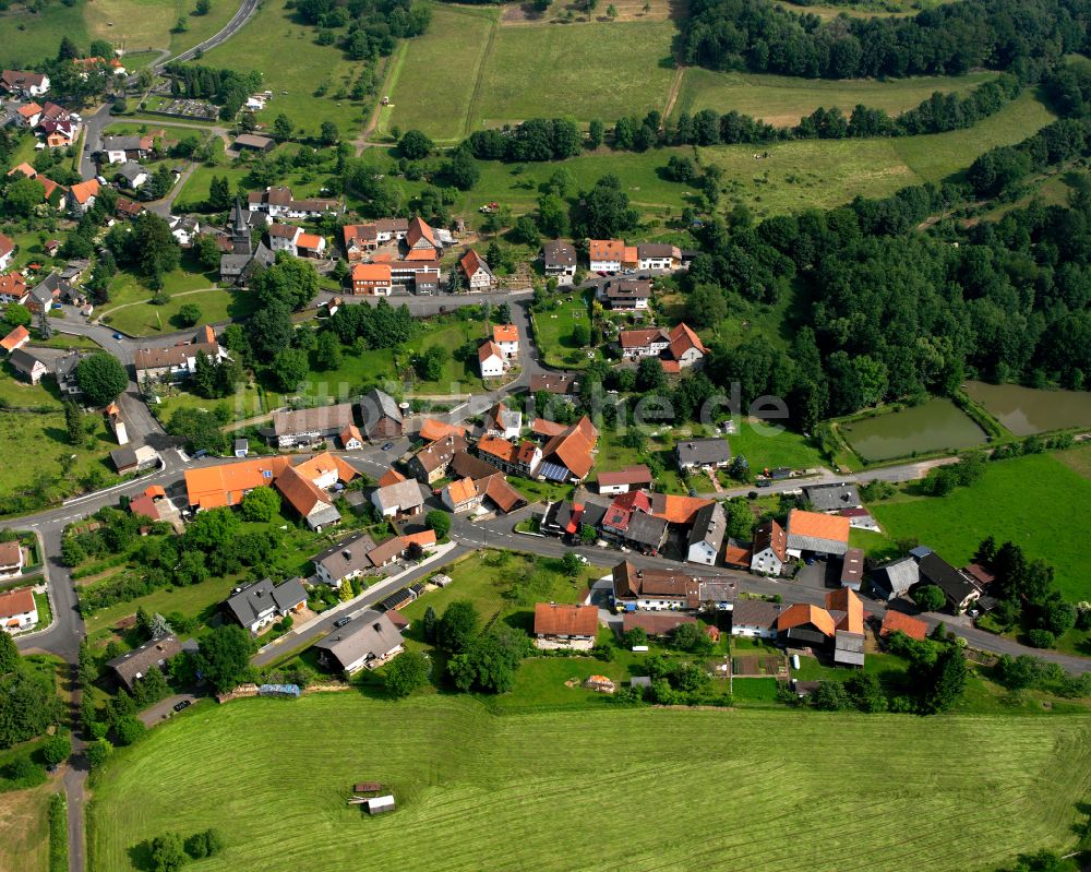 Wingershausen aus der Vogelperspektive: Dorfkern am Feldrand in Wingershausen im Bundesland Hessen, Deutschland