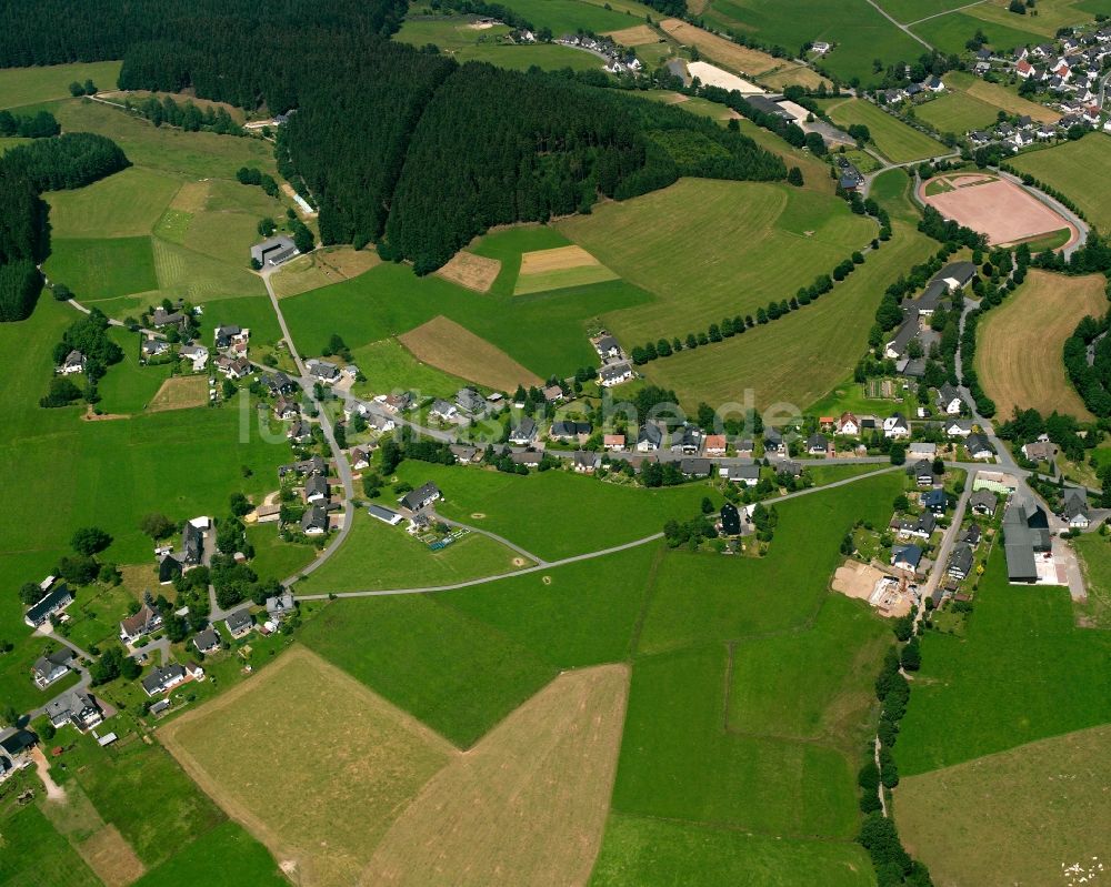 Wingeshausen aus der Vogelperspektive: Dorfkern am Feldrand in Wingeshausen im Bundesland Nordrhein-Westfalen, Deutschland