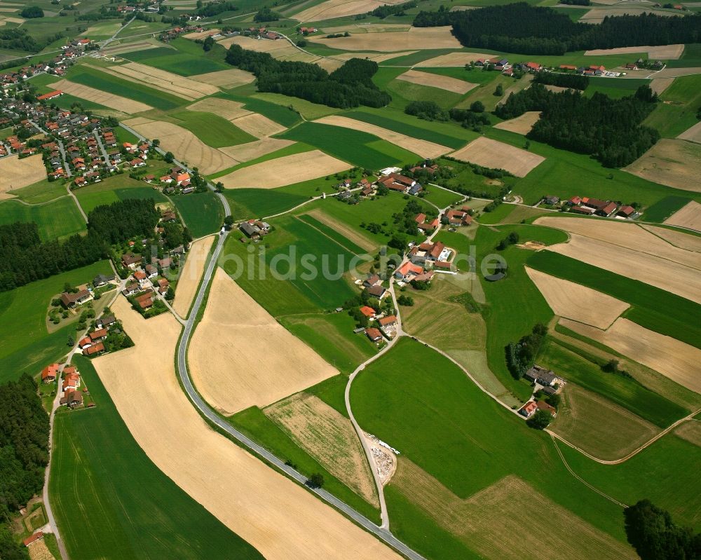 Luftaufnahme Winiham - Dorfkern am Feldrand in Winiham im Bundesland Bayern, Deutschland