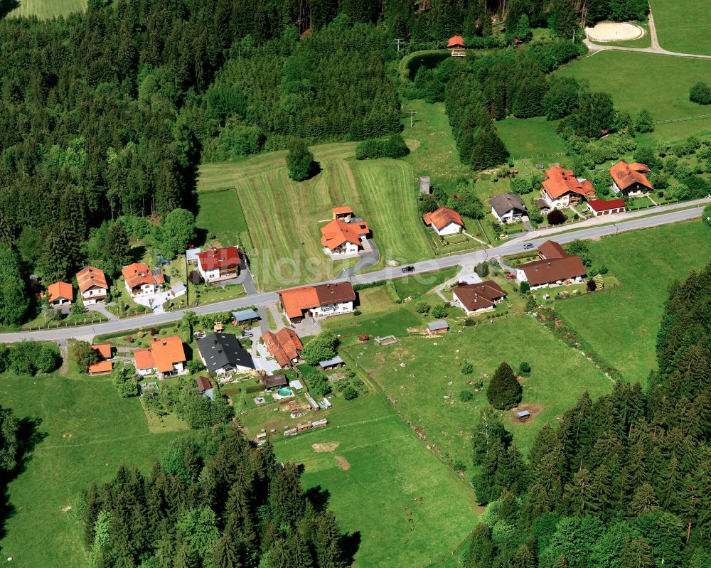 Winkelbrunn aus der Vogelperspektive: Dorfkern am Feldrand in Winkelbrunn im Bundesland Bayern, Deutschland