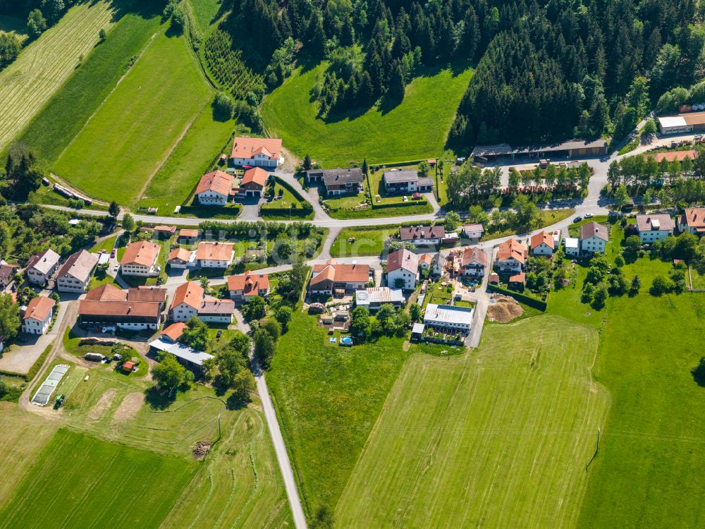 Winkelbrunn von oben - Dorfkern am Feldrand in Winkelbrunn im Bundesland Bayern, Deutschland