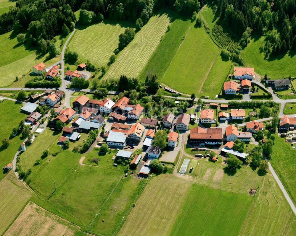 Winkelbrunn aus der Vogelperspektive: Dorfkern am Feldrand in Winkelbrunn im Bundesland Bayern, Deutschland