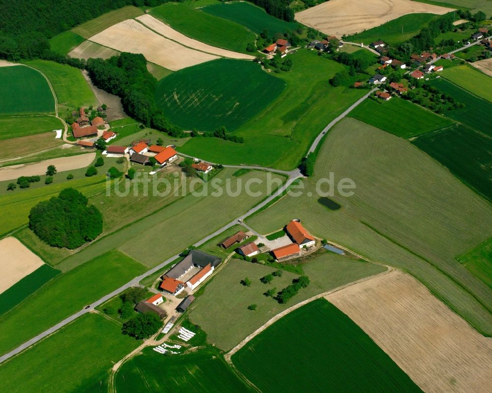 Winkl aus der Vogelperspektive: Dorfkern am Feldrand in Winkl im Bundesland Bayern, Deutschland