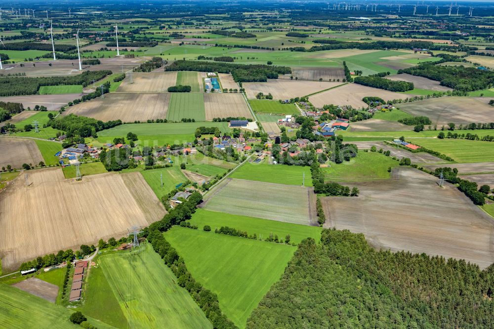 Wohlerst von oben - Dorfkern am Feldrand in Wohlerst im Bundesland Niedersachsen, Deutschland