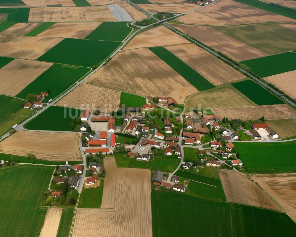 Luftaufnahme Wolferkofen - Dorfkern am Feldrand in Wolferkofen im Bundesland Bayern, Deutschland