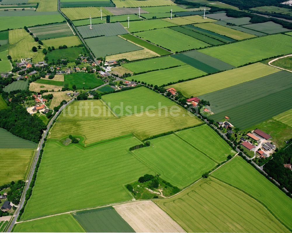 Woltersdorf aus der Vogelperspektive: Dorfkern am Feldrand in Woltersdorf im Bundesland Schleswig-Holstein, Deutschland