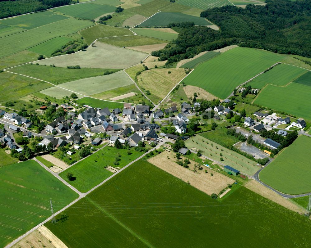 Würrich aus der Vogelperspektive: Dorfkern am Feldrand in Würrich im Bundesland Rheinland-Pfalz, Deutschland