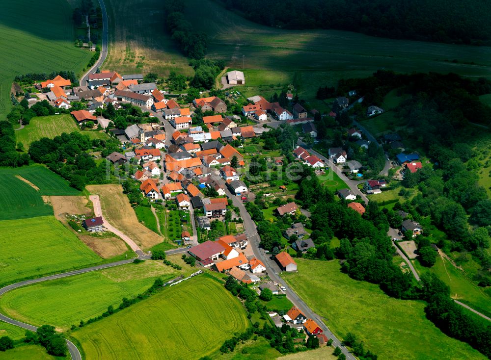 Würzweiler von oben - Dorfkern am Feldrand in Würzweiler im Bundesland Rheinland-Pfalz, Deutschland