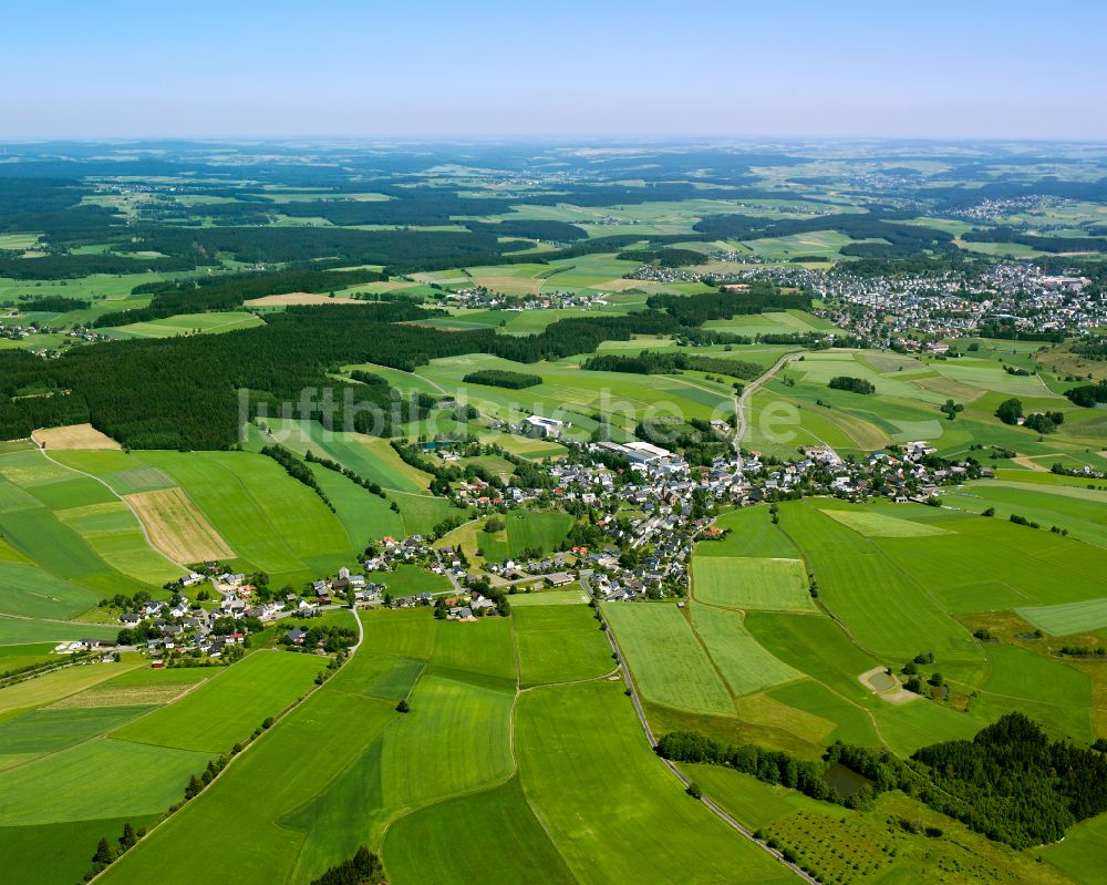 Wüstenselbitz aus der Vogelperspektive: Dorfkern am Feldrand in Wüstenselbitz im Bundesland Bayern, Deutschland