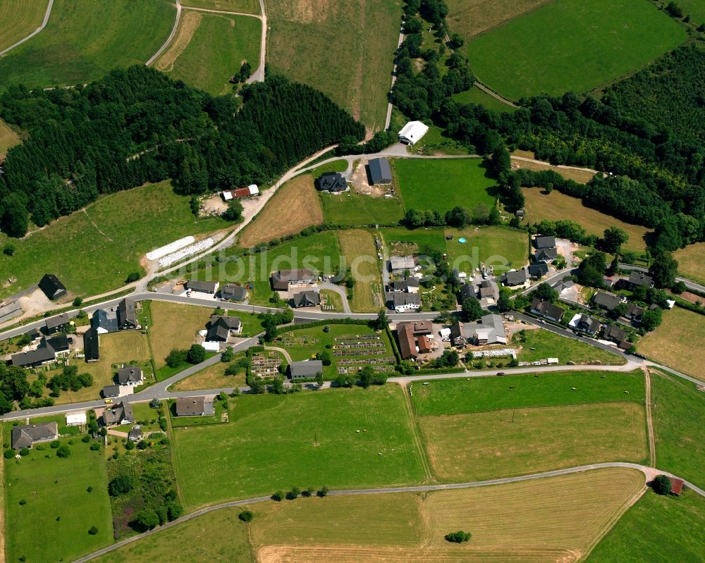 Wunderthausen aus der Vogelperspektive: Dorfkern am Feldrand in Wunderthausen im Bundesland Nordrhein-Westfalen, Deutschland