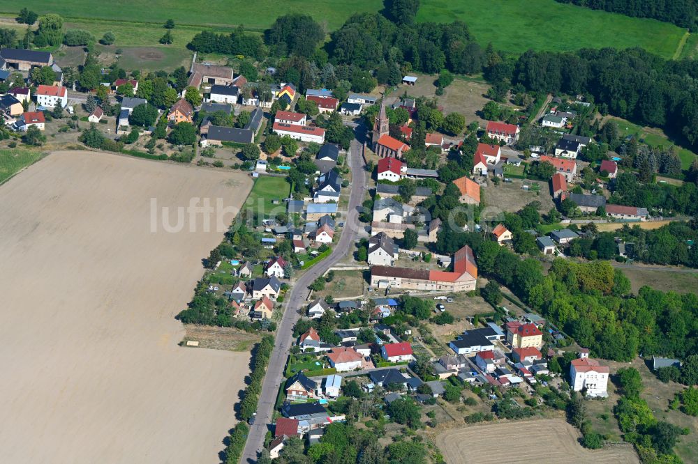 Luftaufnahme Wust - Dorfkern am Feldrand in Wust im Bundesland Brandenburg, Deutschland