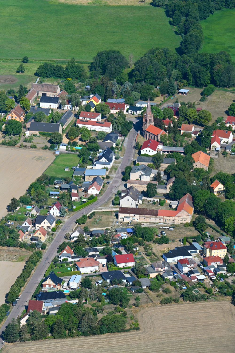 Wust aus der Vogelperspektive: Dorfkern am Feldrand in Wust im Bundesland Brandenburg, Deutschland