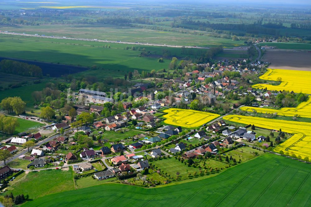 Wustrau-Altfriesack aus der Vogelperspektive: Dorfkern am Feldrand in Wustrau-Altfriesack im Bundesland Brandenburg, Deutschland