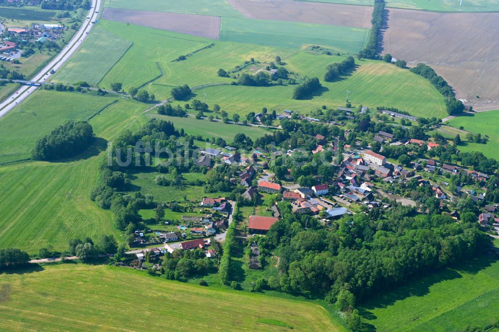 Luftaufnahme Zaatzke - Dorfkern am Feldrand in Zaatzke im Bundesland Brandenburg, Deutschland