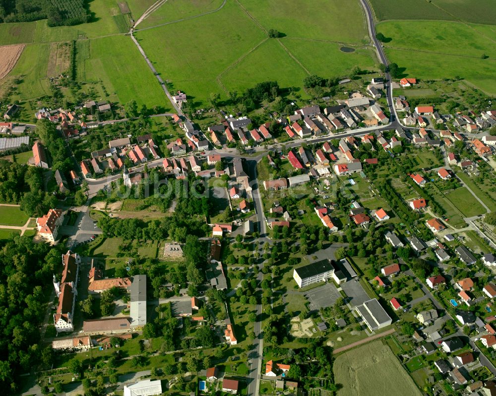 Zabeltitz aus der Vogelperspektive: Dorfkern am Feldrand in Zabeltitz im Bundesland Sachsen, Deutschland