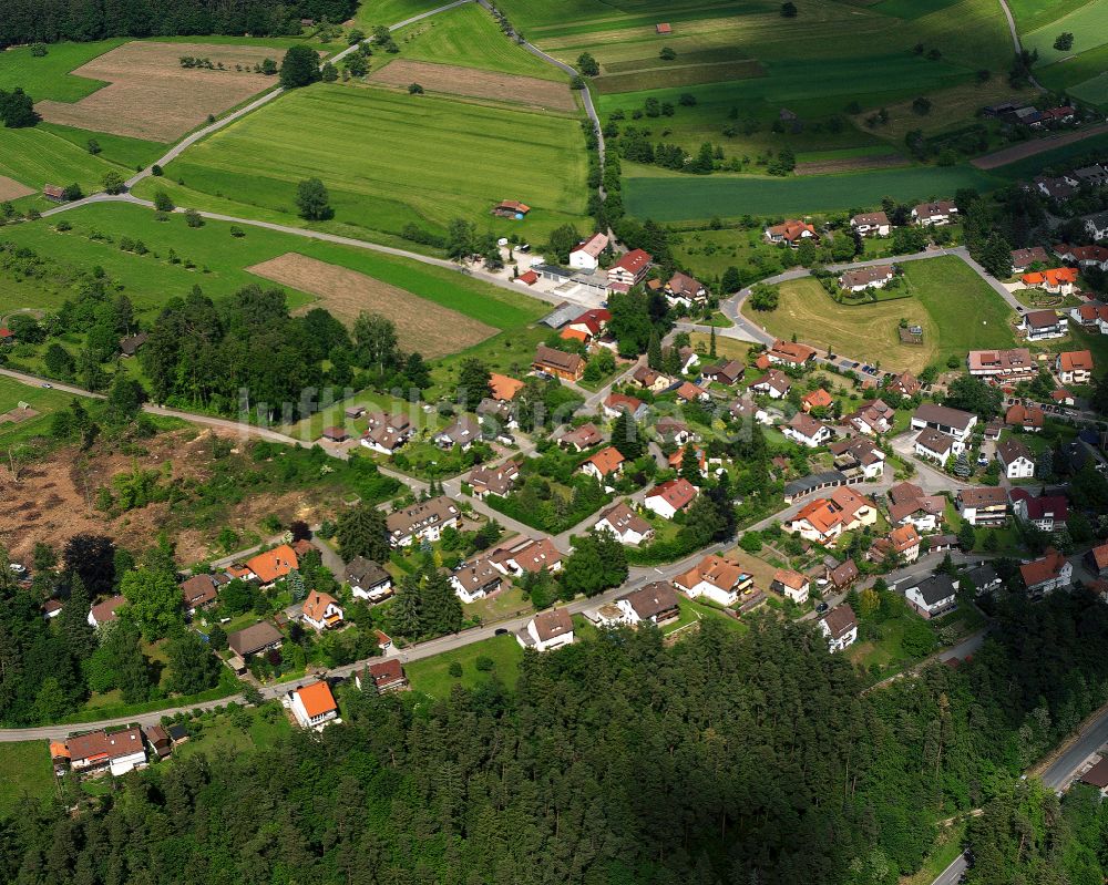 Zavelstein von oben - Dorfkern am Feldrand in Zavelstein im Bundesland Baden-Württemberg, Deutschland