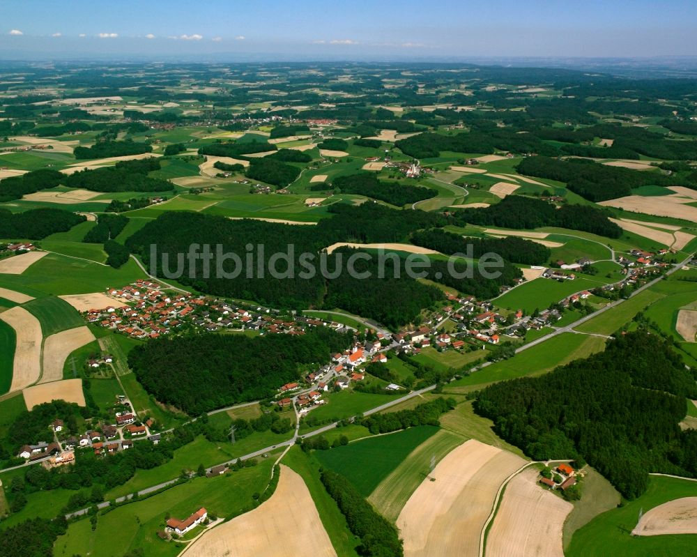 Zeilarn von oben - Dorfkern am Feldrand in Zeilarn im Bundesland Bayern, Deutschland