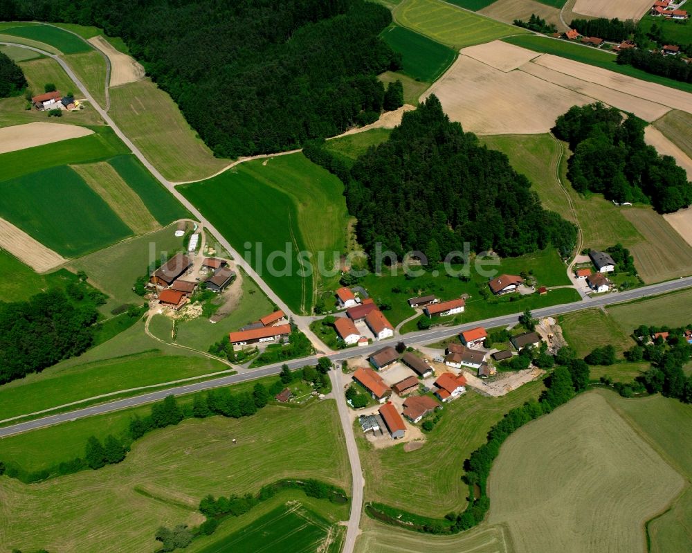 Zeilarn aus der Vogelperspektive: Dorfkern am Feldrand in Zeilarn im Bundesland Bayern, Deutschland