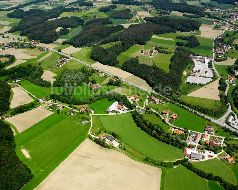 Zeilarn von oben - Dorfkern am Feldrand in Zeilarn im Bundesland Bayern, Deutschland