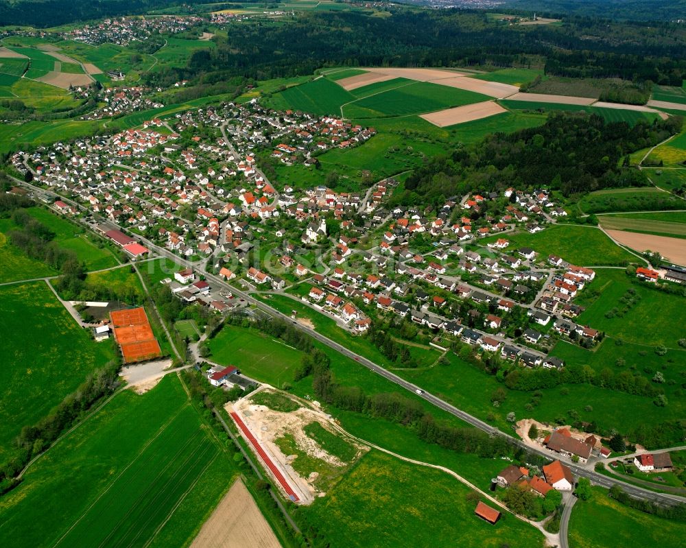 Zell aus der Vogelperspektive: Dorfkern am Feldrand in Zell im Bundesland Baden-Württemberg, Deutschland