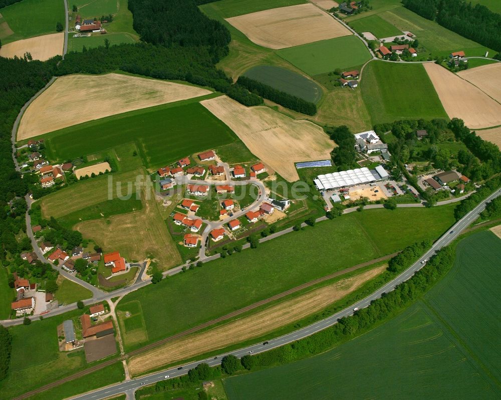 Luftaufnahme Zellhub - Dorfkern am Feldrand in Zellhub im Bundesland Bayern, Deutschland