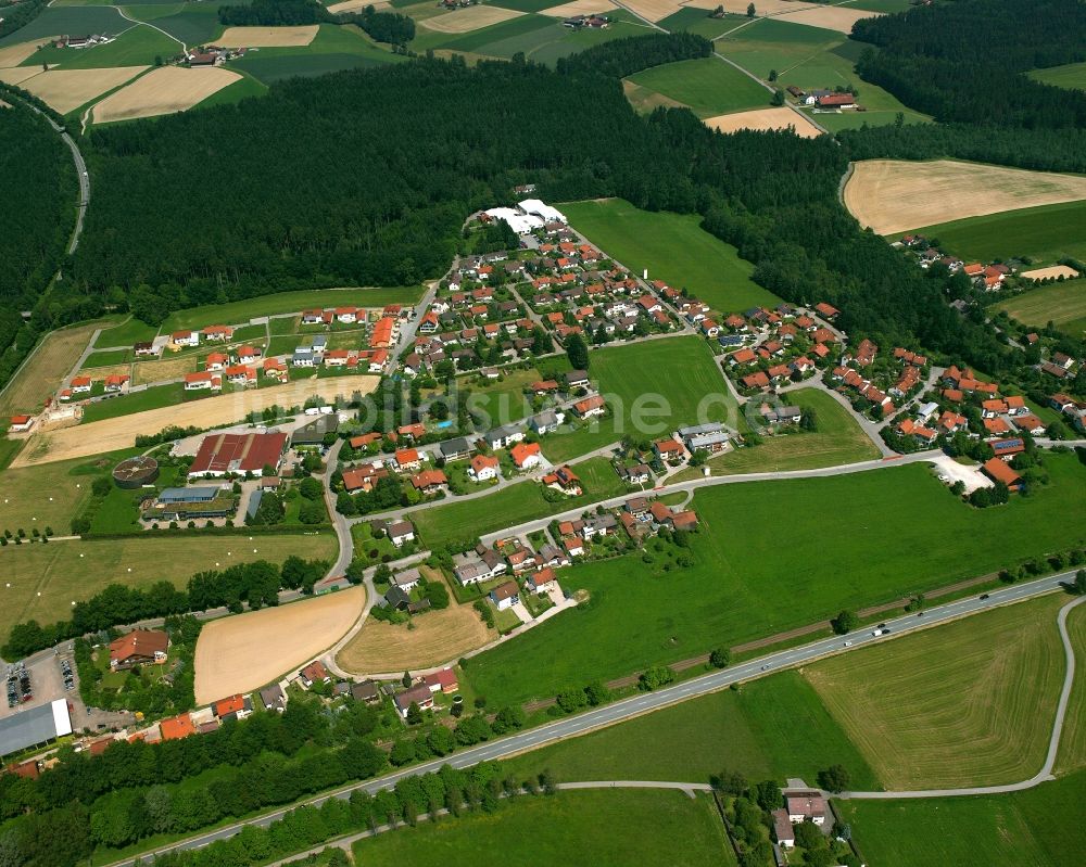 Zellhub von oben - Dorfkern am Feldrand in Zellhub im Bundesland Bayern, Deutschland