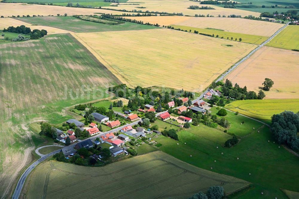 Zettemin von oben - Dorfkern am Feldrand in Zettemin im Bundesland Mecklenburg-Vorpommern, Deutschland