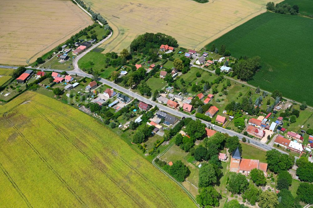 Luftaufnahme Zettemin - Dorfkern am Feldrand in Zettemin im Bundesland Mecklenburg-Vorpommern, Deutschland